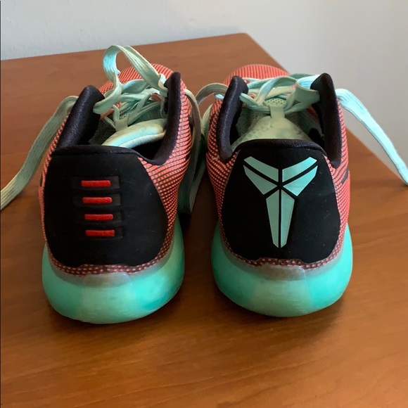 Nike Kobe X 10 Easter shoes - Picture 2 of 4
